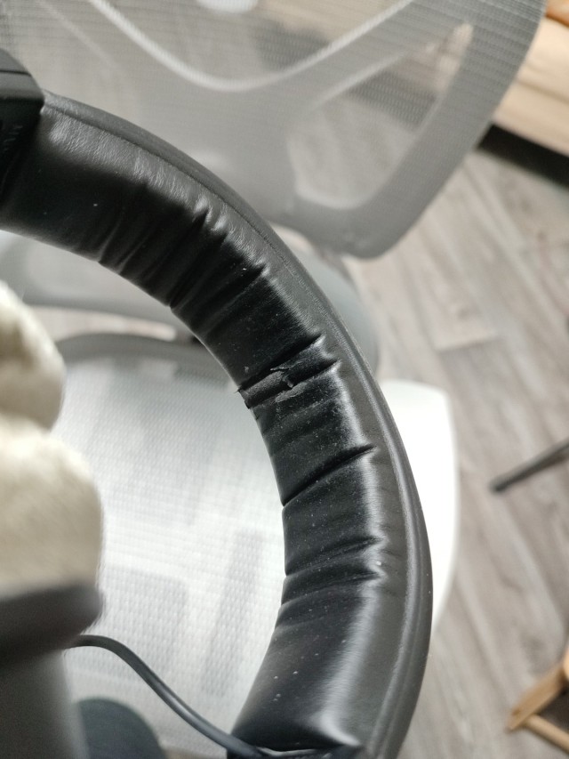 #headphones flakes #why does it sound tasty #is it weird #music #audio 